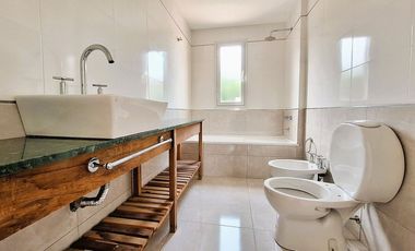 Venta casa 4 ambientes con pileta y parque Rumencó
