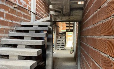 CASA EN CONSTRUCCIÓN CON 3 LOCALES EN LOTE PROPIO