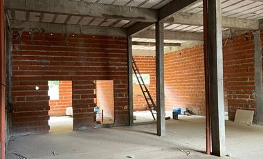CASA EN CONSTRUCCIÓN CON 3 LOCALES EN LOTE PROPIO