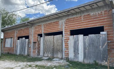CASA EN CONSTRUCCIÓN CON 3 LOCALES EN LOTE PROPIO