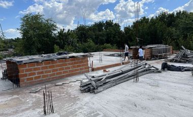 CASA EN CONSTRUCCIÓN CON 3 LOCALES EN LOTE PROPIO