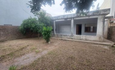 Vta en block Casa 3 amb+2 locales Morón a reciclar