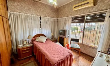 VENTA CASA RAMOS MEJIA 4 AMBIENTES COCHERA PATIO