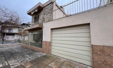 VENTA CASA RAMOS MEJIA 4 AMBIENTES COCHERA PATIO