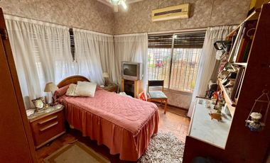 VENTA CASA RAMOS MEJIA 4 AMBIENTES COCHERA PATIO