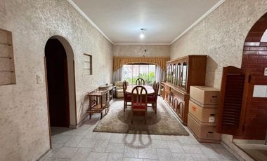 VENTA CASA RAMOS MEJIA 4 AMBIENTES COCHERA PATIO