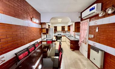 VENTA CASA RAMOS MEJIA 4 AMBIENTES COCHERA PATIO