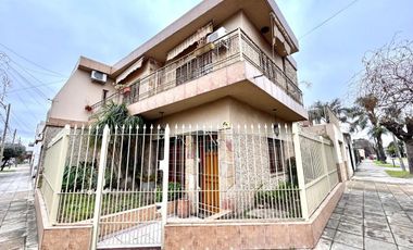 VENTA CASA RAMOS MEJIA 4 AMBIENTES COCHERA PATIO