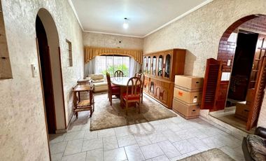 VENTA CASA RAMOS MEJIA 4 AMBIENTES COCHERA PATIO