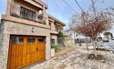VENTA CASA RAMOS MEJIA 4 AMBIENTES COCHERA PATIO