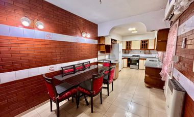 VENTA CASA RAMOS MEJIA 4 AMBIENTES COCHERA PATIO