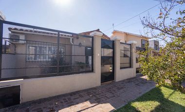 Casa venta 4 ambs, piscina, fondo libre y Cocheras