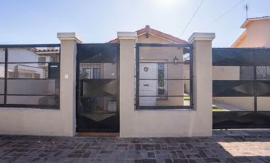 Casa venta 4 ambs, piscina, fondo libre y Cocheras