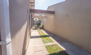 Casa venta 4 ambs, piscina, fondo libre y Cocheras