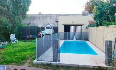 Casa venta 4 ambs, piscina, fondo libre y Cocheras