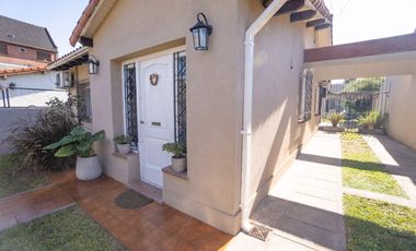 Casa venta 4 ambs, piscina, fondo libre y Cocheras