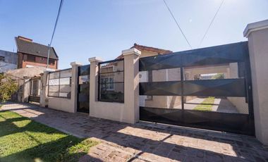 Casa venta 4 ambs, piscina, fondo libre y Cocheras