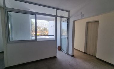 DEPARTAMENTO DE 2 DORMITORIOS CON COCHERA Y PATIO