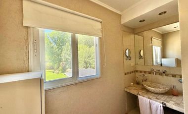 CASA EN VENTA EN PARQUE LAS NACIONES CON PISCINA!