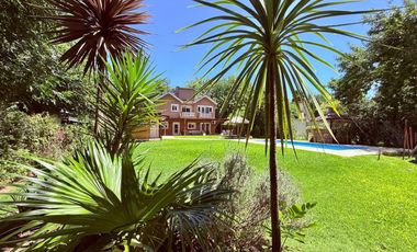 CASA EN VENTA EN PARQUE LAS NACIONES CON PISCINA!