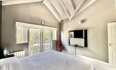 CASA EN VENTA EN PARQUE LAS NACIONES CON PISCINA!