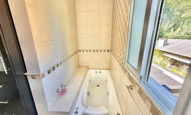 CASA EN VENTA EN PARQUE LAS NACIONES CON PISCINA!