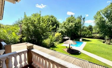 CASA EN VENTA EN PARQUE LAS NACIONES CON PISCINA!