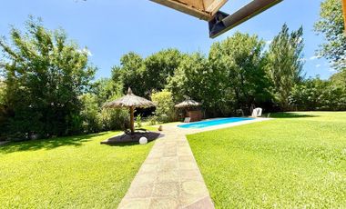 CASA EN VENTA EN PARQUE LAS NACIONES CON PISCINA!