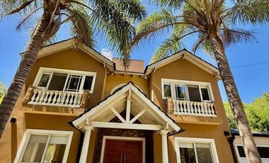 CASA EN VENTA EN PARQUE LAS NACIONES CON PISCINA!