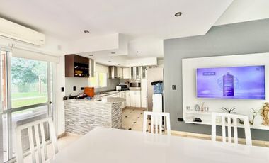 CASA EN VENTA EN PARQUE LAS NACIONES CON PISCINA!