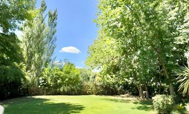 CASA EN VENTA EN PARQUE LAS NACIONES CON PISCINA!