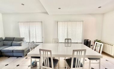 CASA EN VENTA EN PARQUE LAS NACIONES CON PISCINA!