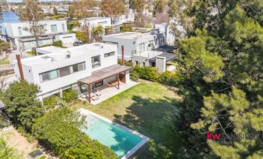 Casa  en venta en El Encuentro con laguna- Benavidez