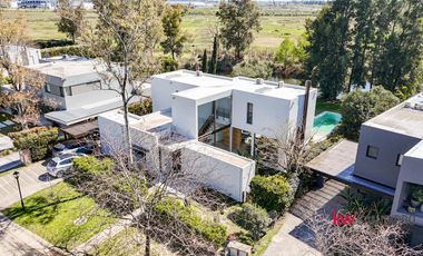 Casa  en venta en El Encuentro con laguna- Benavidez