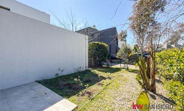 Casa  en venta en El Encuentro con laguna- Benavidez