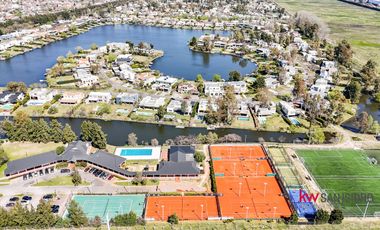 Casa  en venta en El Encuentro con laguna- Benavidez