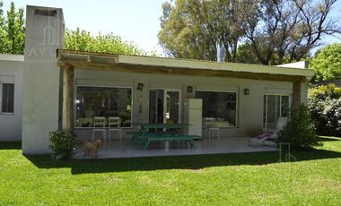 BAYUGAR PROPIEDADES/ LINDISIMA CASA EN LA RESERVA