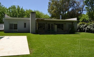 BAYUGAR PROPIEDADES/ LINDISIMA CASA EN LA RESERVA