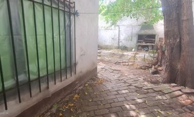 Lote con casa a refaccionar