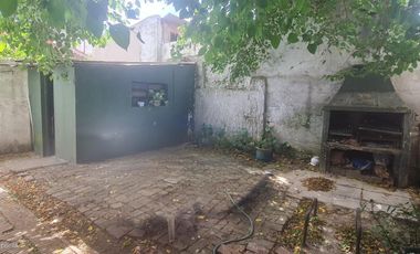Lote con casa a refaccionar