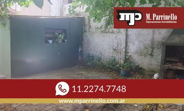 Lote con casa a refaccionar