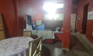 Lote con casa a refaccionar