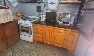 Lote con casa a refaccionar