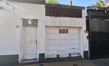 Lote con casa a refaccionar