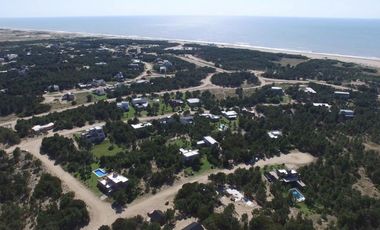 Casa en venta en Costa Esmeralda fondo con  pinos