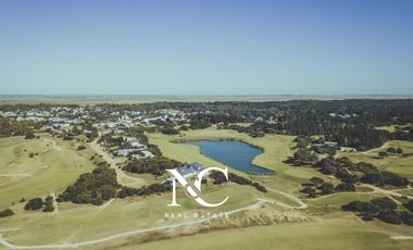 Casa en venta en Costa Esmeralda fondo con  pinos