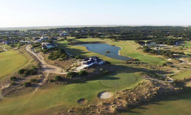 Casa en venta en Costa Esmeralda fondo con  pinos