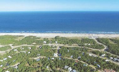 Casa en venta en Costa Esmeralda fondo con  pinos