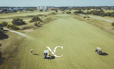 Casa en venta en Costa Esmeralda fondo con  pinos