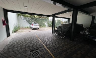 Departamento amoblado de 2 ambientes con cochera y terraza propia